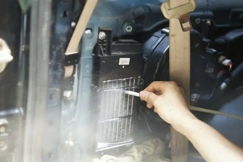 Quy trình vệ sinh lọc gió máy lạnh xe ô tô bằng dụng cụ chuyên dụng