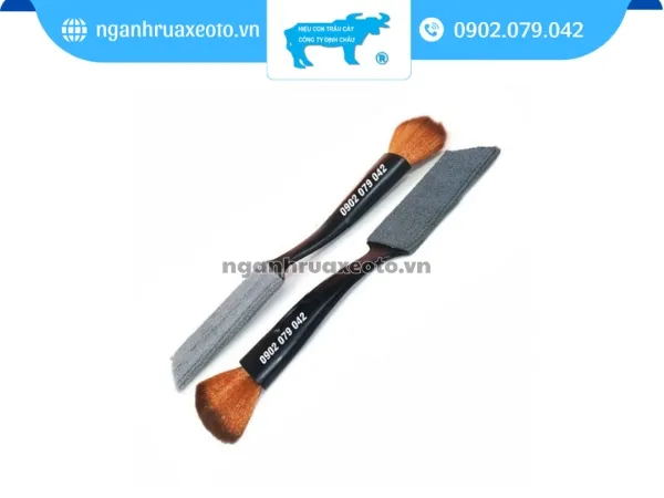 Chổi vệ sinh cửa gió và khe hút khí trong quy trình cách vệ sinh máy lạnh ô tô