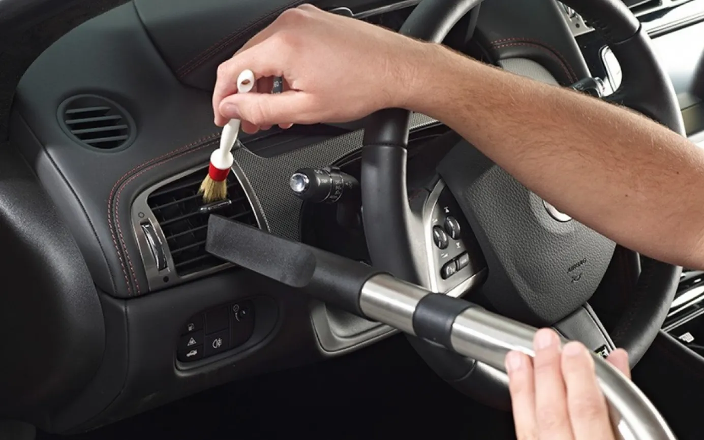 Hình ảnh cận cảnh quy trình vệ sinh máy lạnh ô tô định kỳ tại xưởng dịch vụ