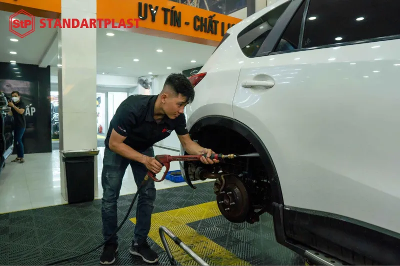 Hình ảnh kỹ thuật viên vệ sinh kỹ lưỡng những vị trí chuẩn bị thi công để lớp keo được bám dính tốt nhất