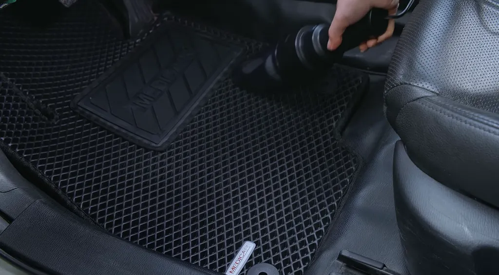 Quy trình vệ sinh hệ thống điều hòa ô tô bằng dung dịch chuyên dụng, nhấn mạnh việc loại bỏ mùi hôi