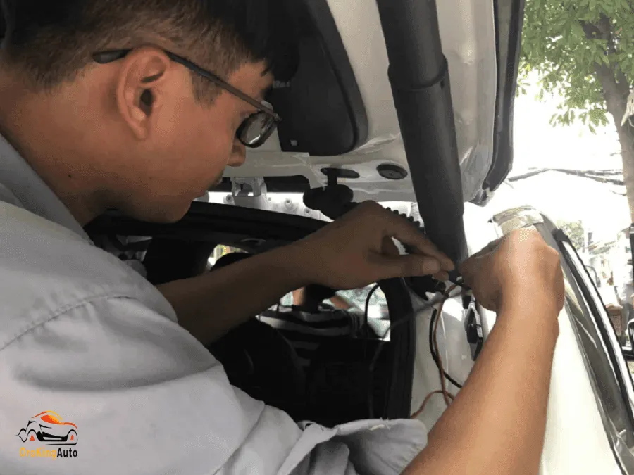 Vệ sinh ống kính camera lùi