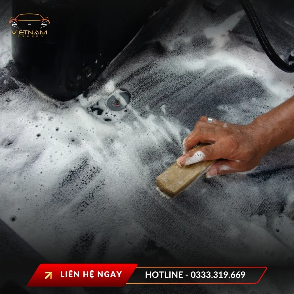 Hình ảnh vệ sinh sàn và thảm xe ô tô chuyên nghiệp