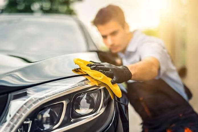 Kiểm tra xe ô tô bằng khăn microfiber sau khi kết thúc quy trình đánh bóng