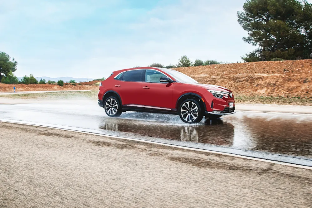 Xe điện VinFast VF e34 với chuẩn chống nước IP67 giúp hạn chế ngập nước