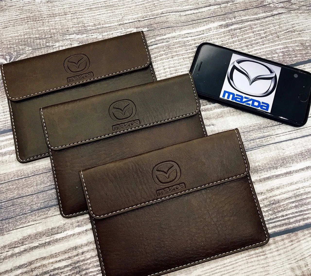 Chi tiết đường may và chất liệu của ví đựng giấy tờ xe ô tô có logo Mazda