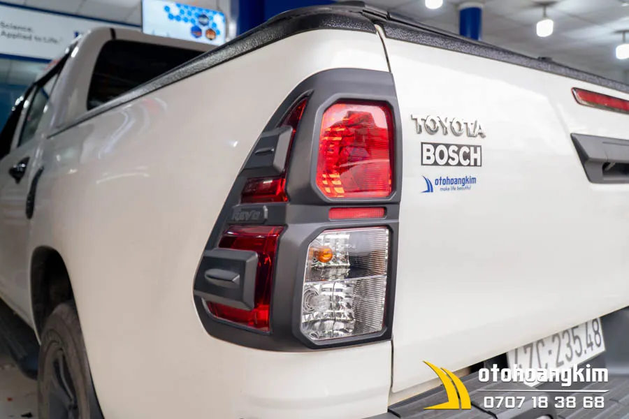 Viền đèn sau Hilux 2020 đen viền nhựa cao cấp