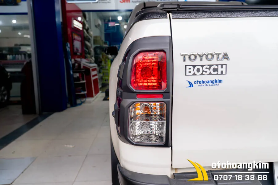 Viền đèn sau Toyota Hilux 2020 đen ôm khít cụm đèn hậu