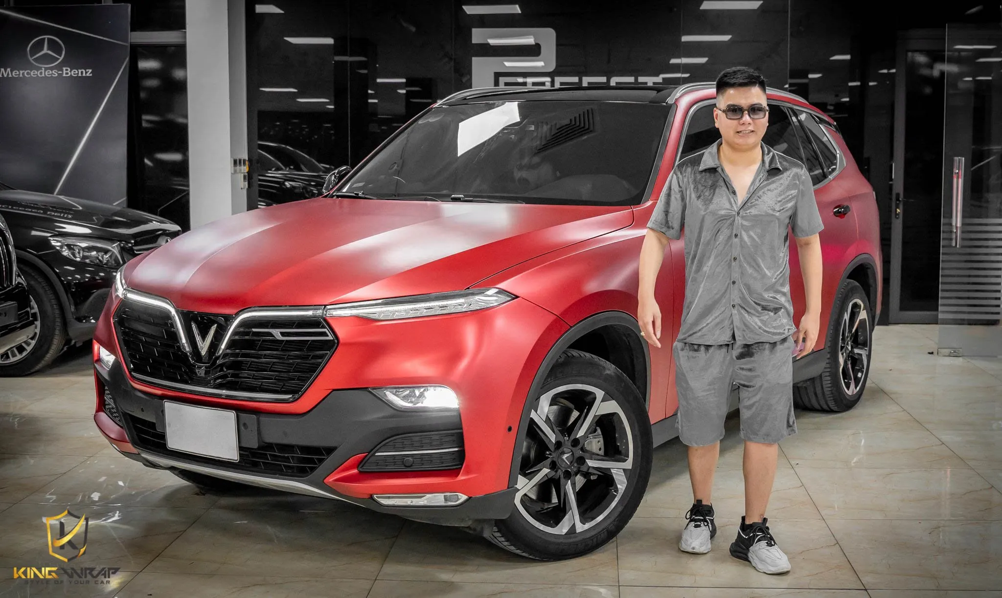 Xe Vinfast Lux SA dán đổi màu đỏ lì, một phong cách dán đổi màu xe ô tô tại Hà Nội được ưa chuộng