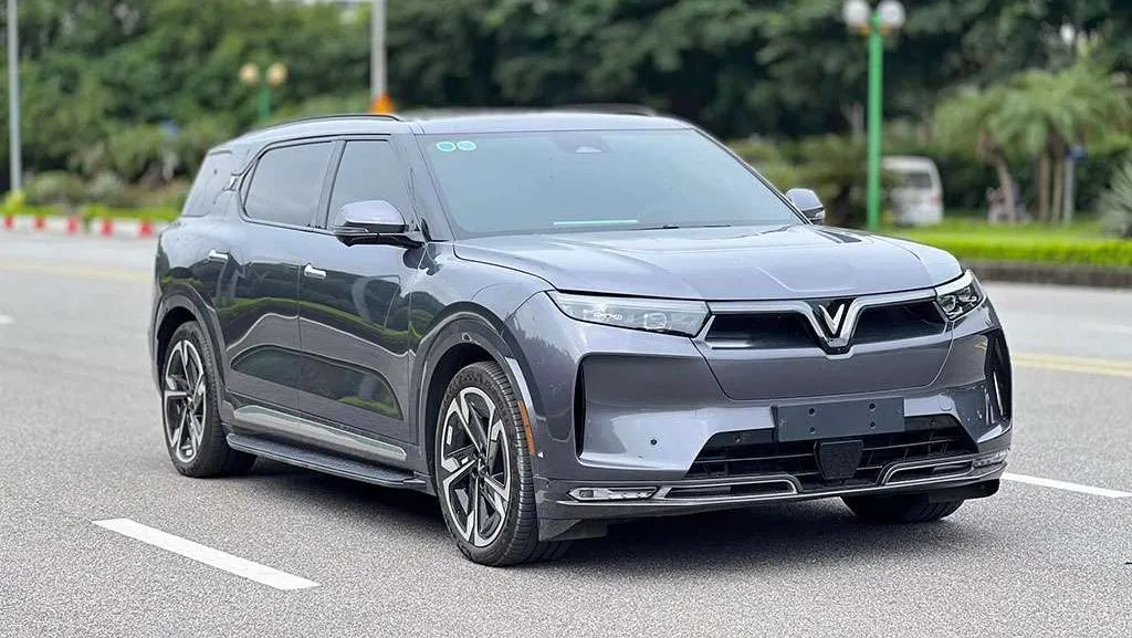 Vinfast VF9 với màu trắng và xám bạc