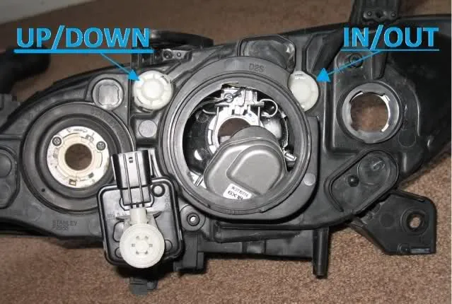 Vị trí các vít điều chỉnh độ cao và độ chụm của đèn pha nằm phía sau bộ chóa đèn