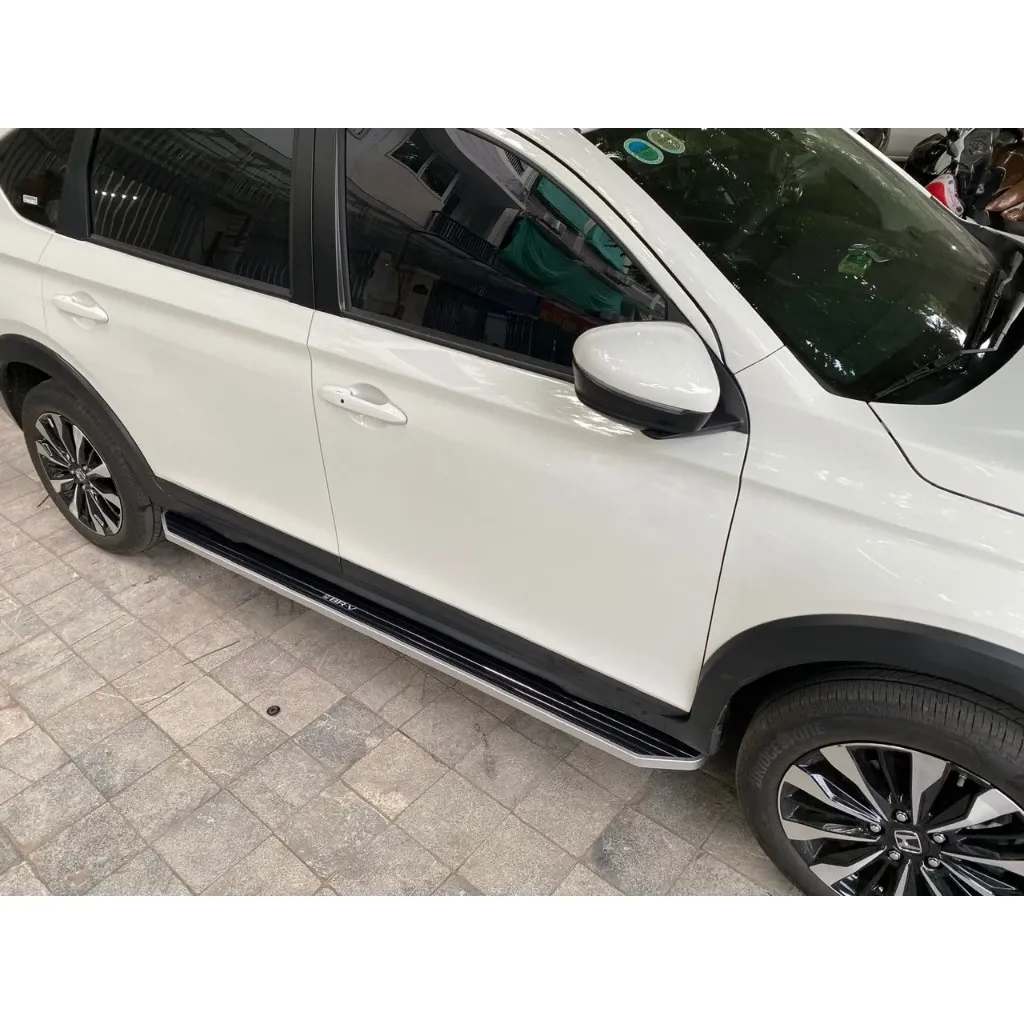 Vệ sinh các chi tiết ngoại thất nhỏ như bậc bước chân lên xuống cũng cần sự tỉ mỉ để giữ vẻ ngoài của chiếc xe