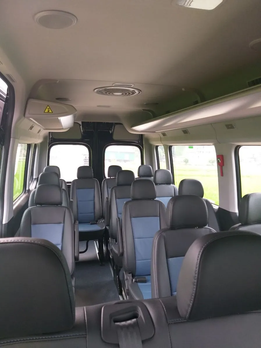 Nội thất xe Khánh Hương với ghế ngồi bọc da và hệ thống điều hòa 2 chiều