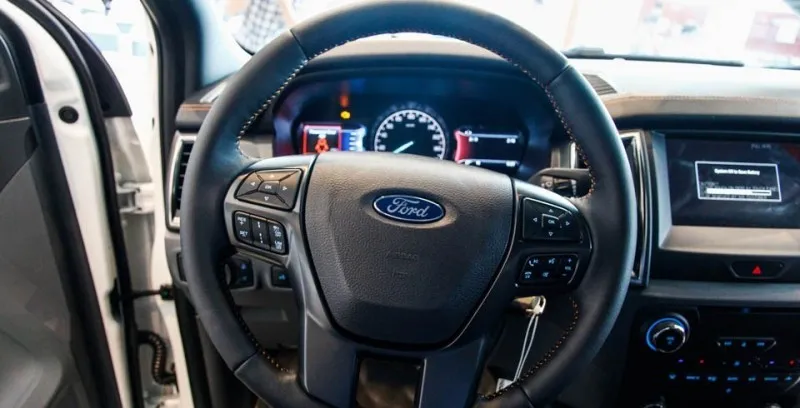 Vô lăng 4 chấu bọc da tích hợp nút bấm tiện lợi của Ford Ranger Wildtrak 2017