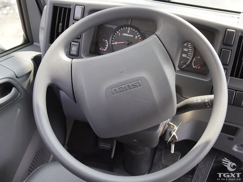 Xe Tải Isuzu NQR75ME4 5.5 Tấn Thùng Kín