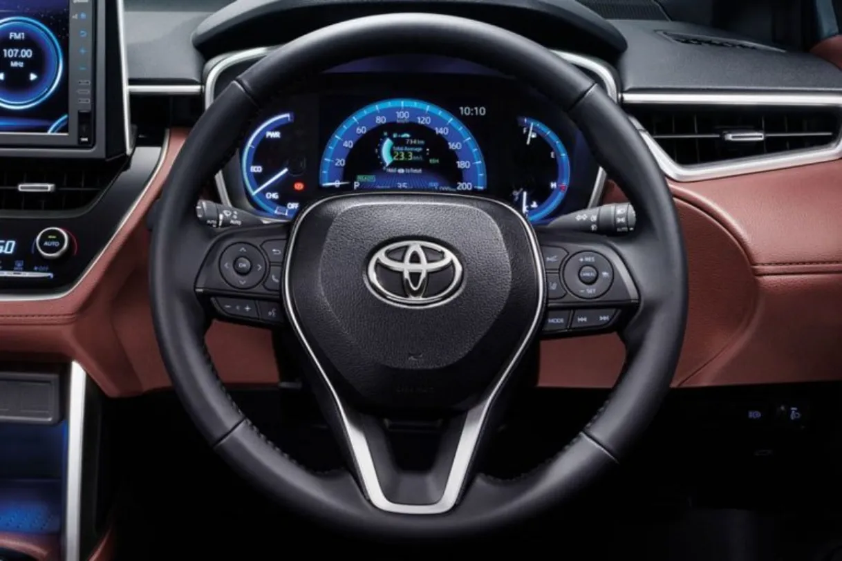 Vô lăng xe ô tô Toyota Corolla Cross với các nút điều khiển