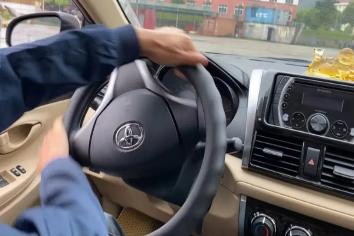 Kỹ thuật đánh lái chéo tay, thường dùng ở tốc độ thấp