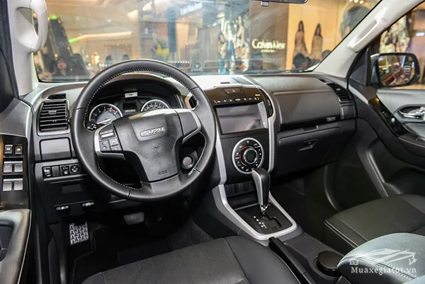Vô lăng bọc da đa chức năng trên Isuzu D-Max 2020