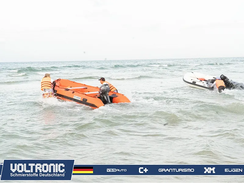 Một nhóm xe bán tải đang thực hiện hoạt động cắm trại dã ngoại