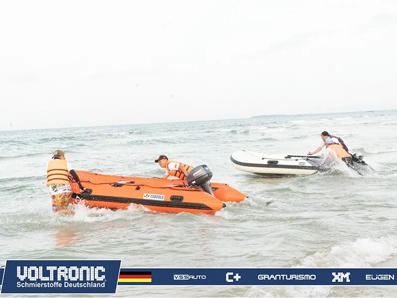 Đội ngũ chuyên gia Voltronic tư vấn cho khách hàng về dầu nhớt và phụ gia