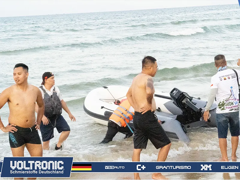 Cảnh xe bán tải trong không gian lễ hội với nhiều người tham gia