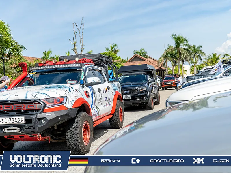 Cảnh vệ sinh và chăm sóc xe bán tải tại khu vực rửa xe của sự kiện