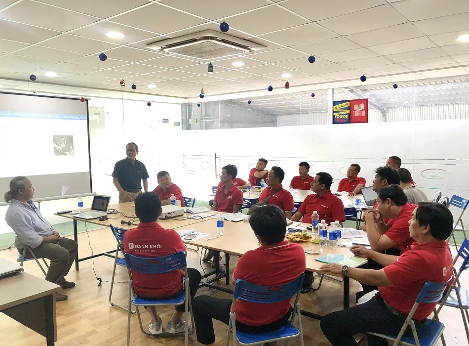 Học viên ghi chép cẩn thận trong buổi học lý thuyết điện ô tô cơ bản