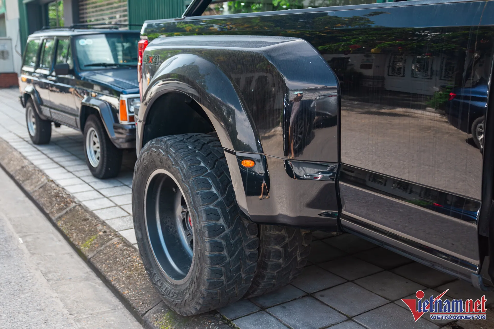 Cấu hình 2 bánh mỗi bên (dually) ở cầu sau giúp phân tán tải trọng