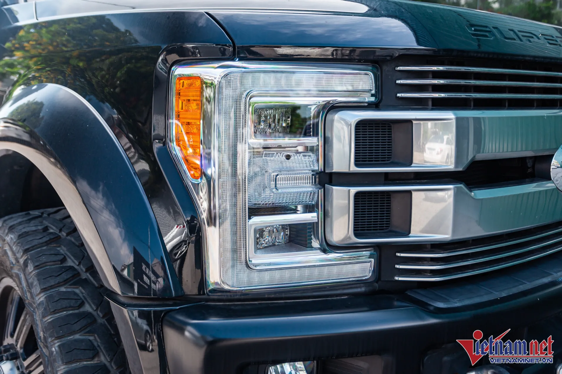 Đèn pha LED Quad Beam với dải LED định vị hình chữ C