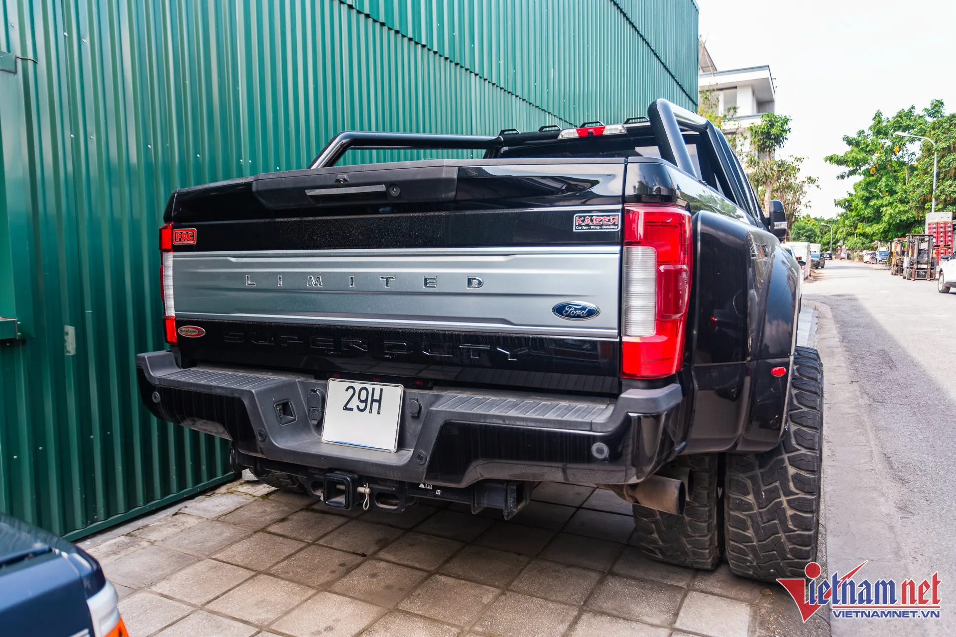 Đuôi xe Ford F-450 với chữ SUPER DUTY và LIMITED, cản sau có đầu nối moóc