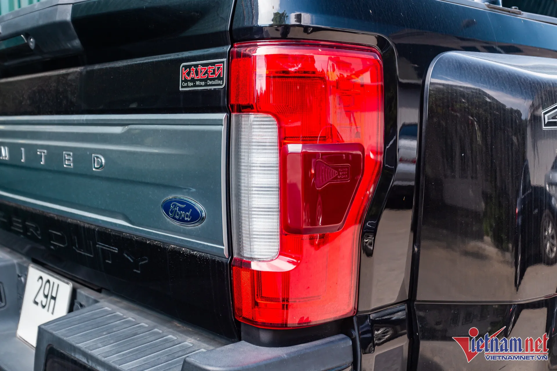 Cụm đèn hậu LED Ford F-450 tích hợp radar cho hệ thống an toàn