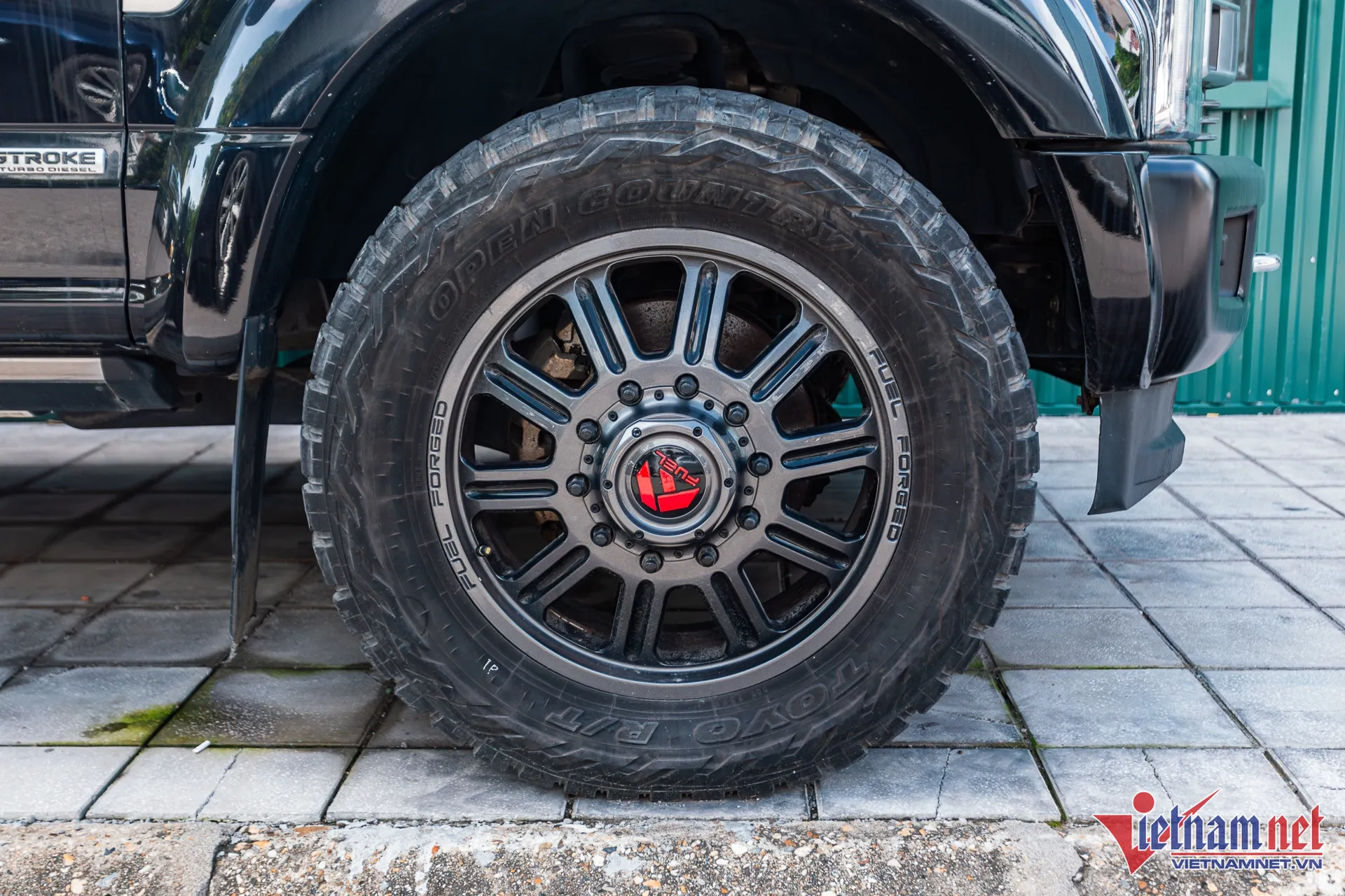 Bộ mâm đa chấu 22 inch FUEL kèm lốp Toyo gân guốc thay thế mâm nguyên bản 19.5 inch