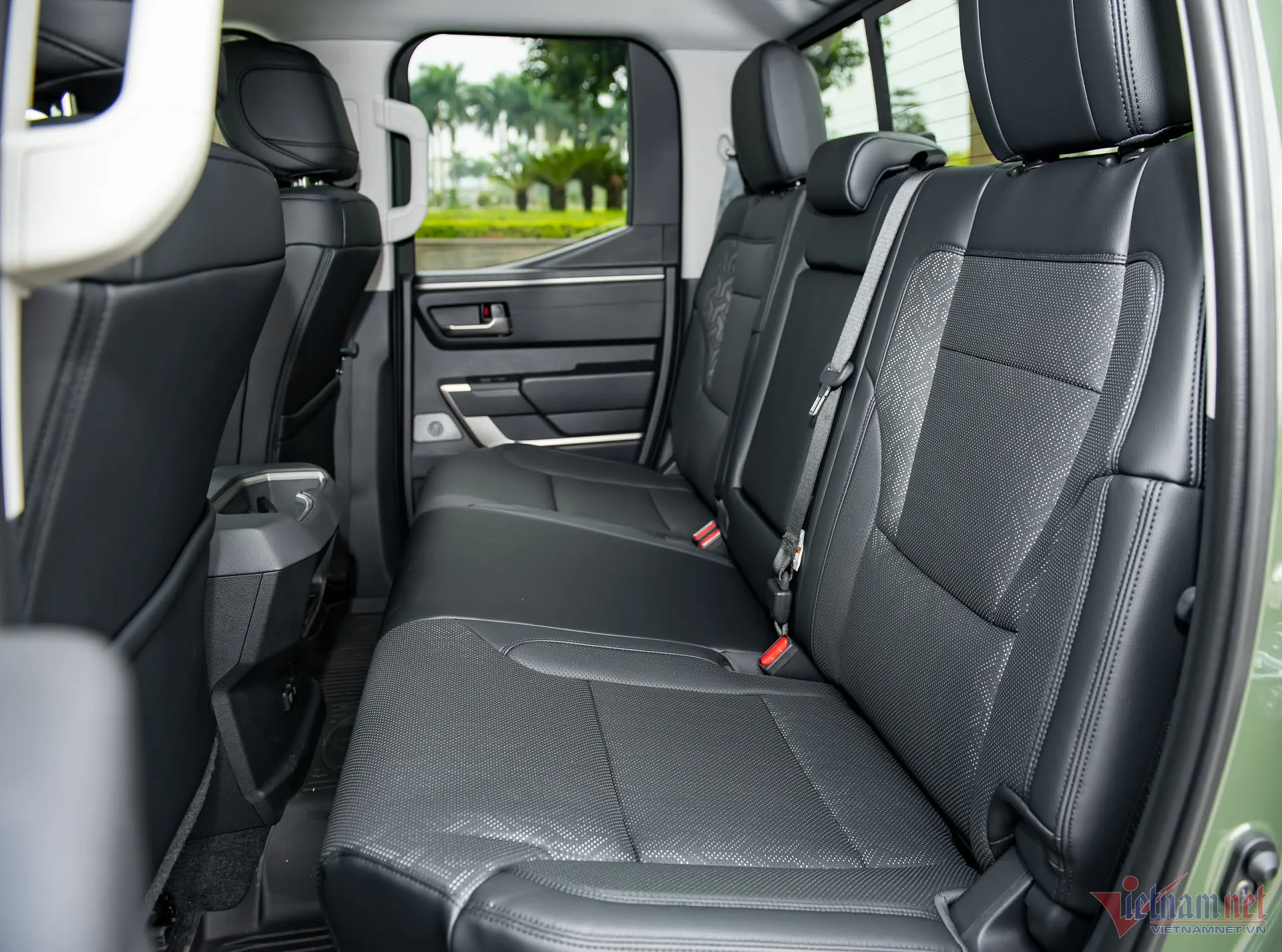 Không gian hàng ghế thứ hai của Toyota Tundra 2022, phù hợp cho việc để đồ hoặc trẻ nhỏ ngồi