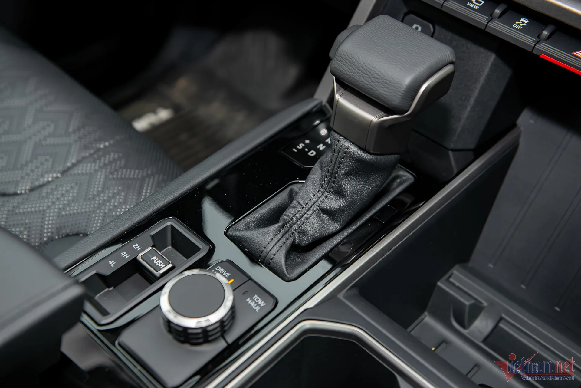 Hàng ghế sau của xe bán tải toyota tundra Limited 2022 với không gian hạn chế