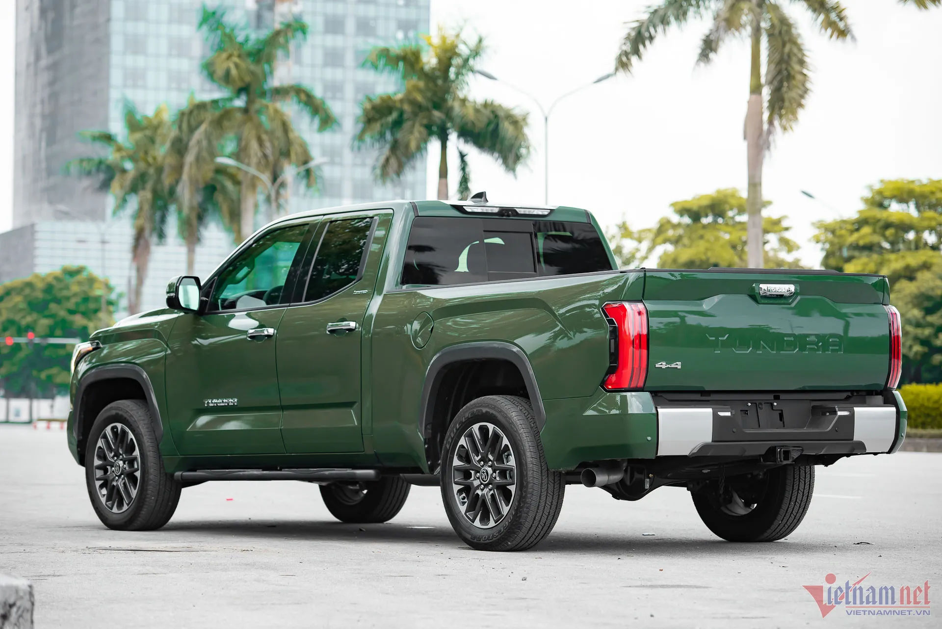 Góc nhìn ngang của chiếc Toyota Tundra Limited 2022 độc nhất Việt Nam, thể hiện thiết kế gân guốc