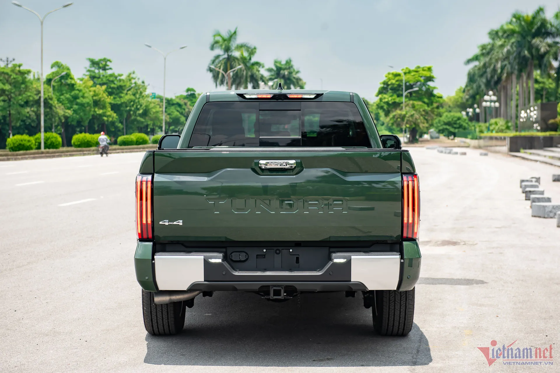 Đuôi xe xe bán tải toyota tundra với thiết kế vuông vức, đèn LED dọc