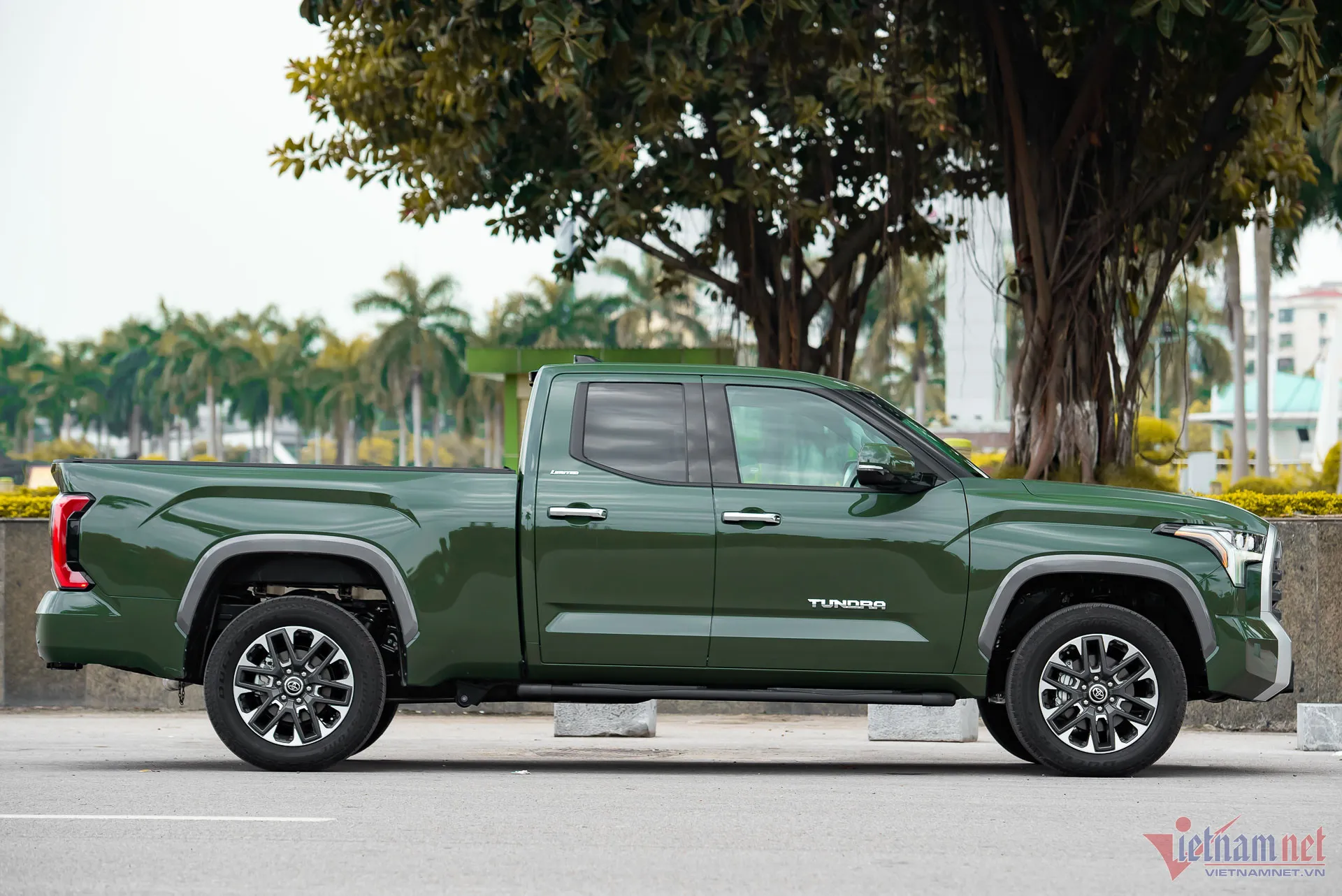 Kích thước lớn của Toyota Tundra Limited 2022, thông số ảnh hưởng đến chi phí vận chuyển và giá xe bán tải Toyota tại Việt Nam
