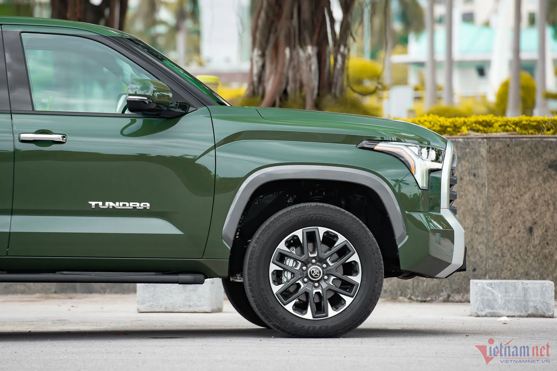 Bánh xe đa chấu 20 inch và hệ thống treo của chiếc Toyota Tundra 2022 Limited
