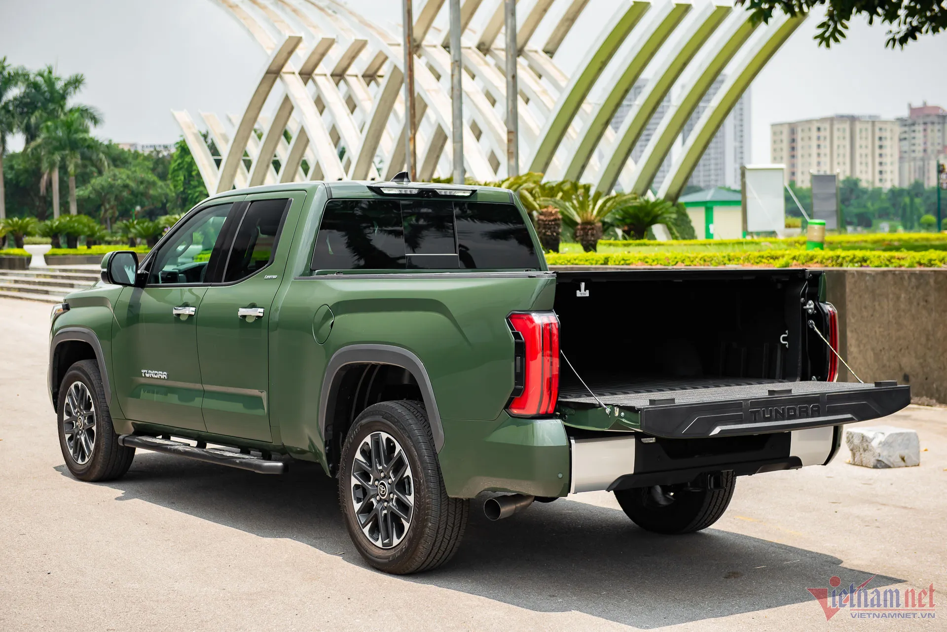 Chi tiết cửa thùng hàng không có bậc bước chân di động trên Toyota Tundra, một điểm trừ nhỏ về tính thực dụng