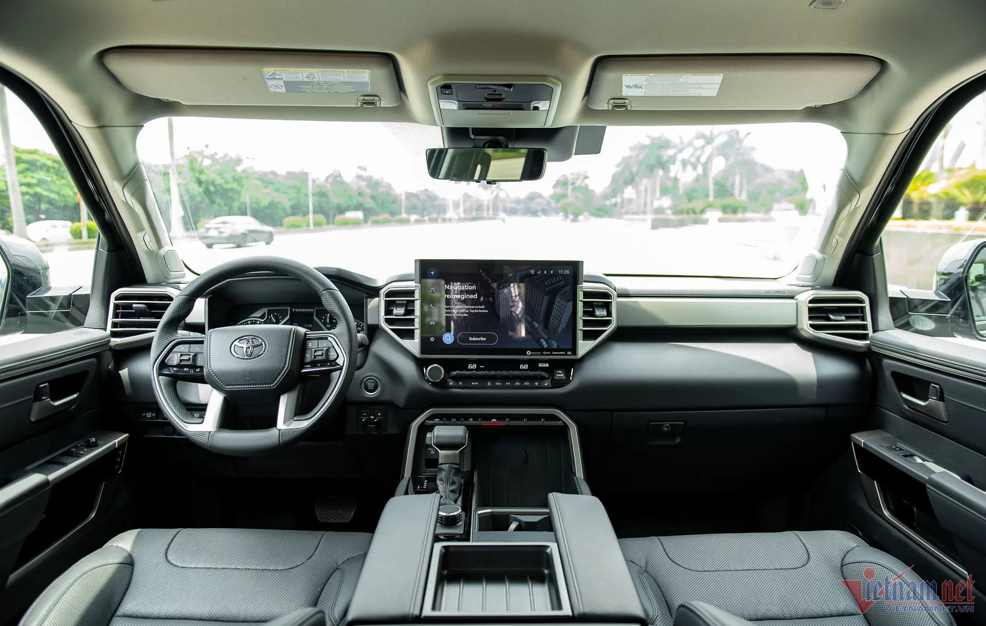 Nội thất hiện đại của Toyota Tundra Limited 2022 với màn hình cảm ứng trung tâm 14 inch