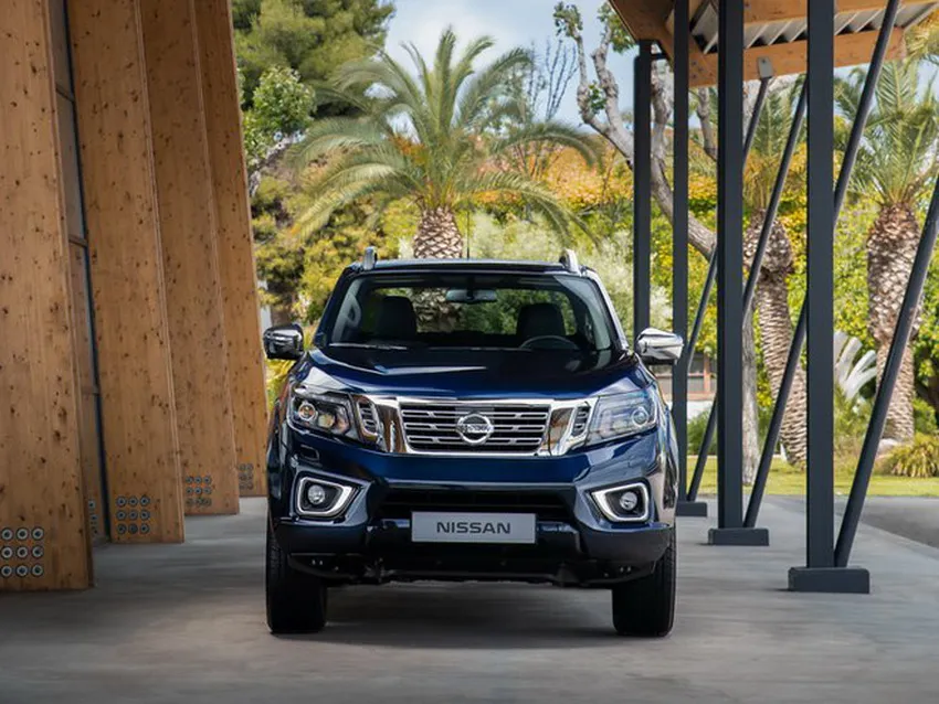 Bánh xe và chi tiết hông xe của Nissan Navara 2020