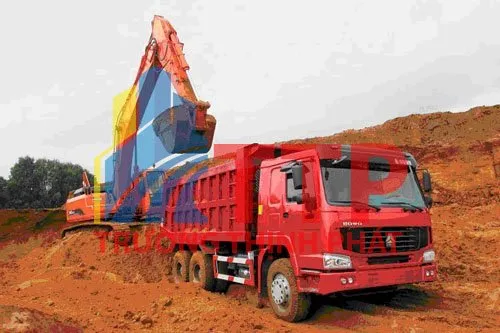 Xe ben đang đổ vật liệu xây dựng tại công trình quy mô lớn