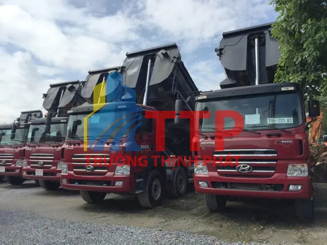 Đội xe ben tải trọng lớn đang hoạt động tại khu vực san lấp mặt bằng