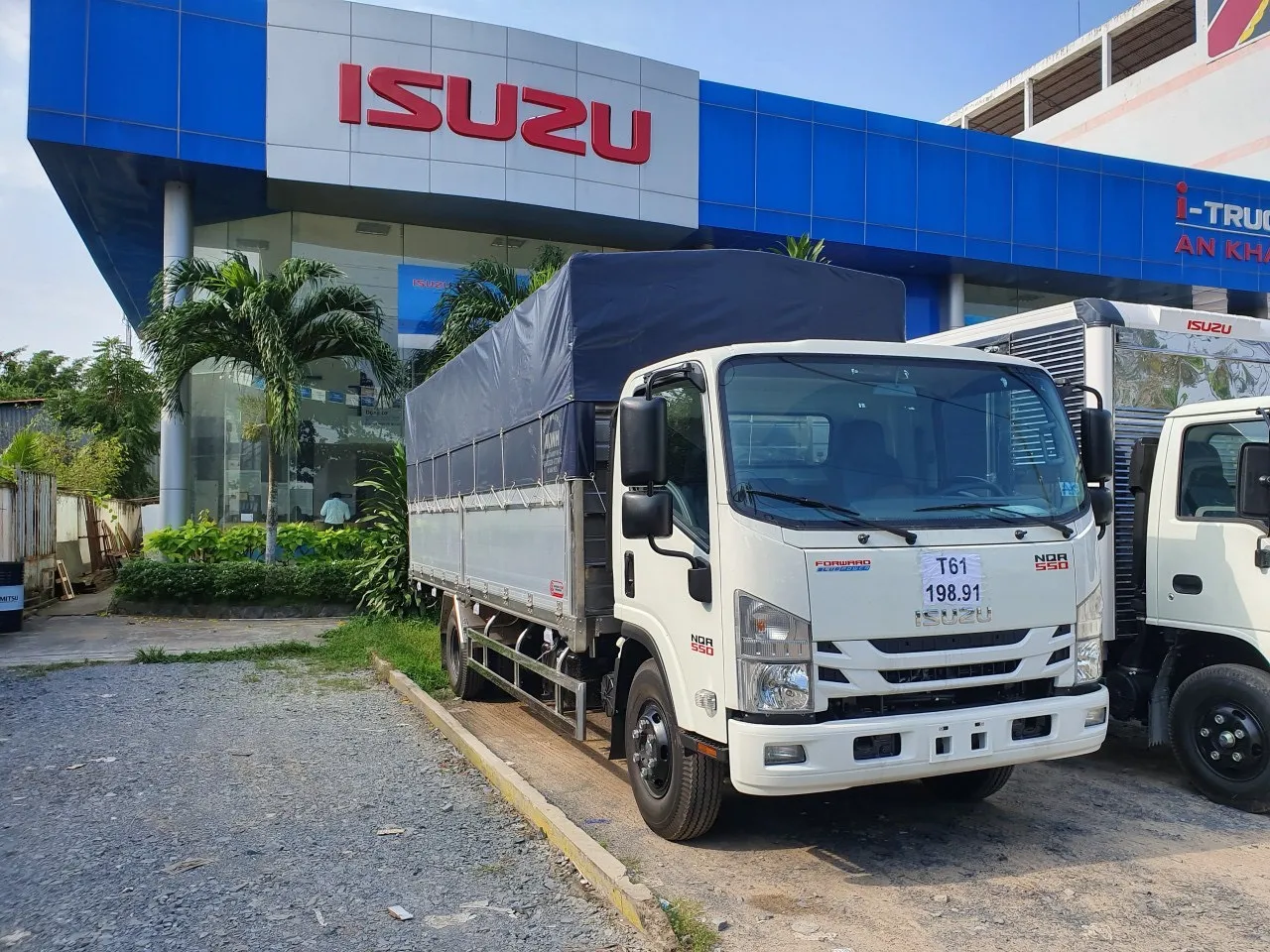 Xe tải Isuzu 5 tấn NQR 550 mui bạt tại đại lý