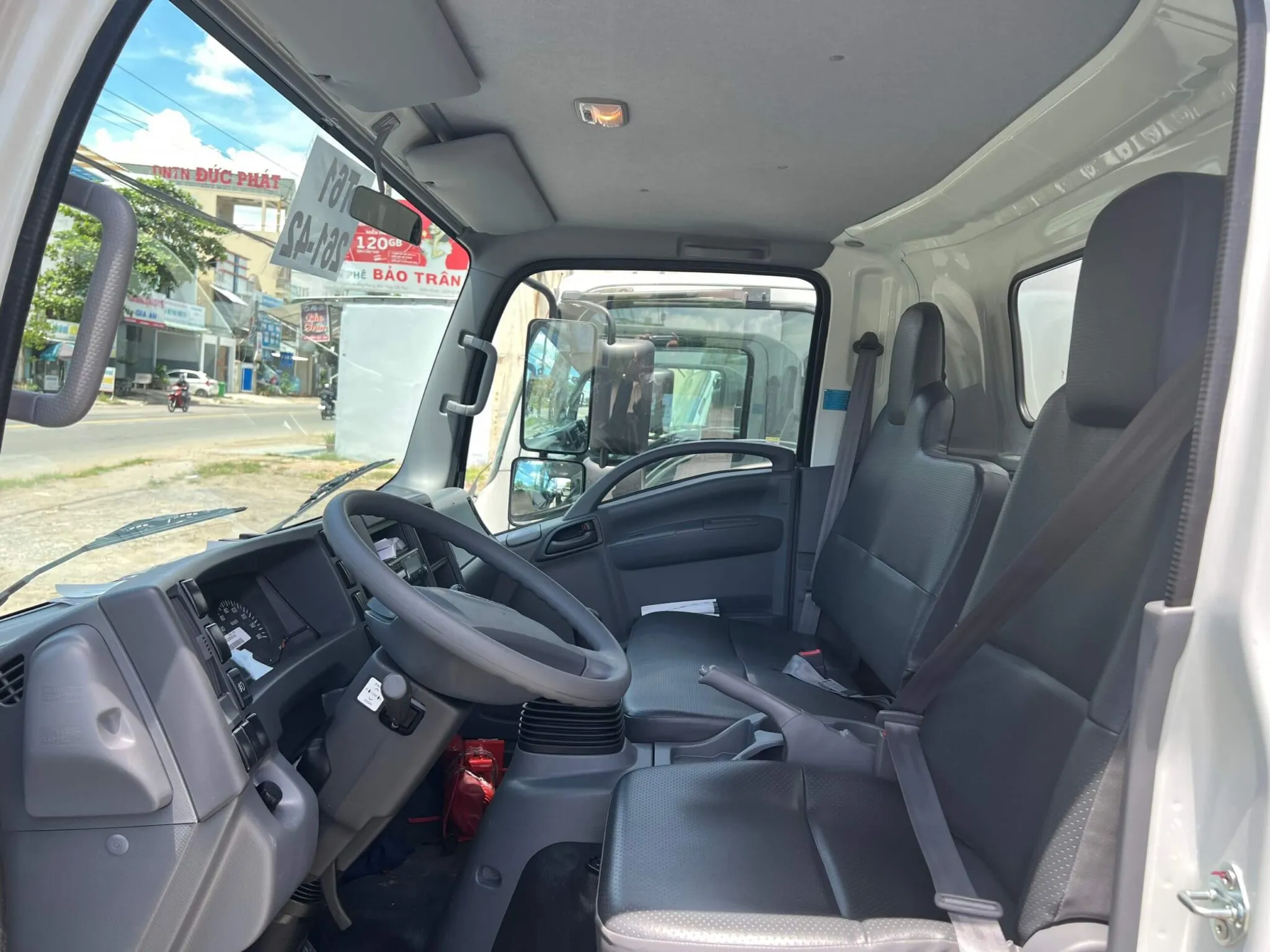 Nội thất cabin xe tải Isuzu 5 tấn