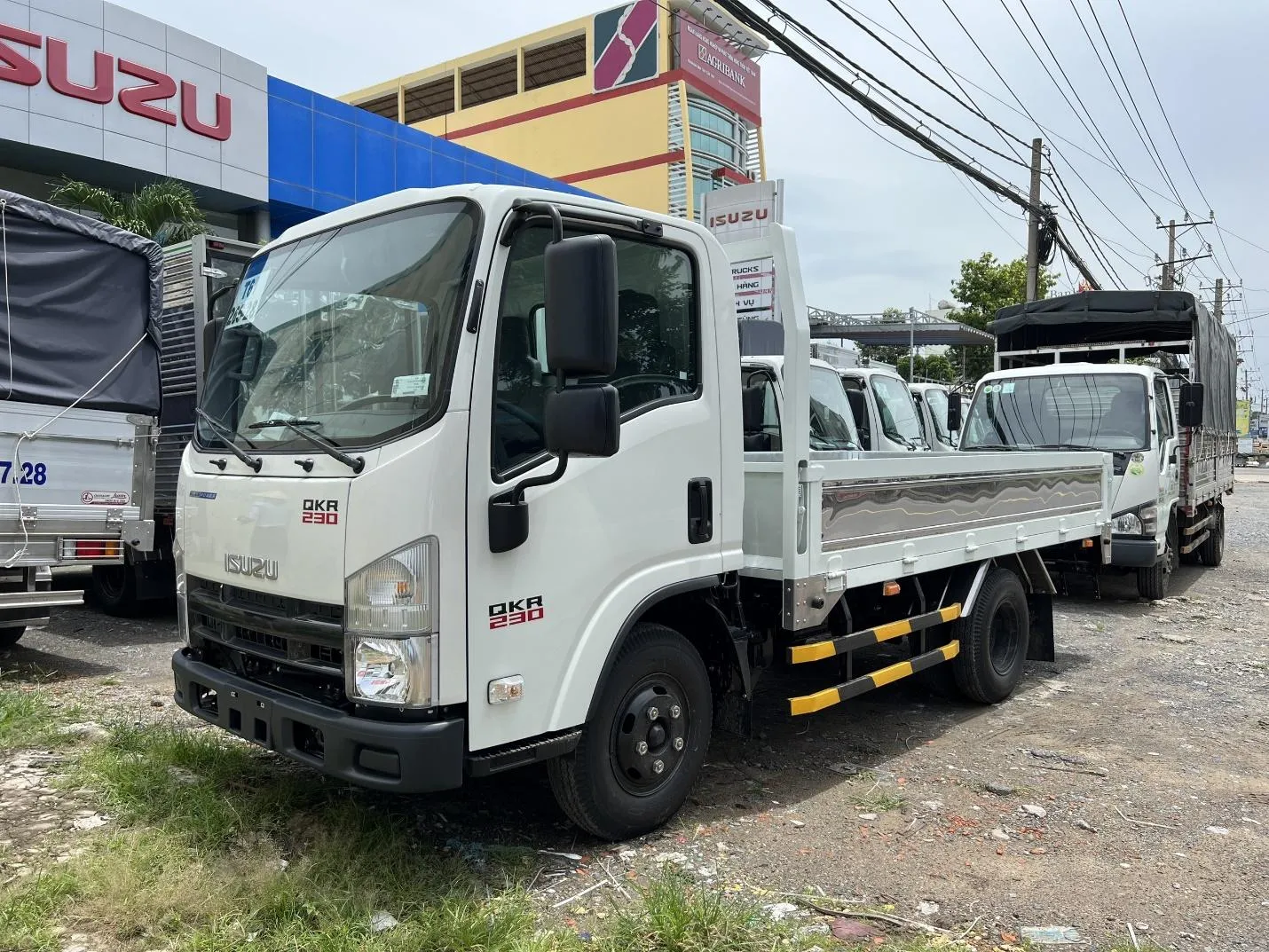 Xe tải Isuzu QKR 230 thùng lửng đầu vuông