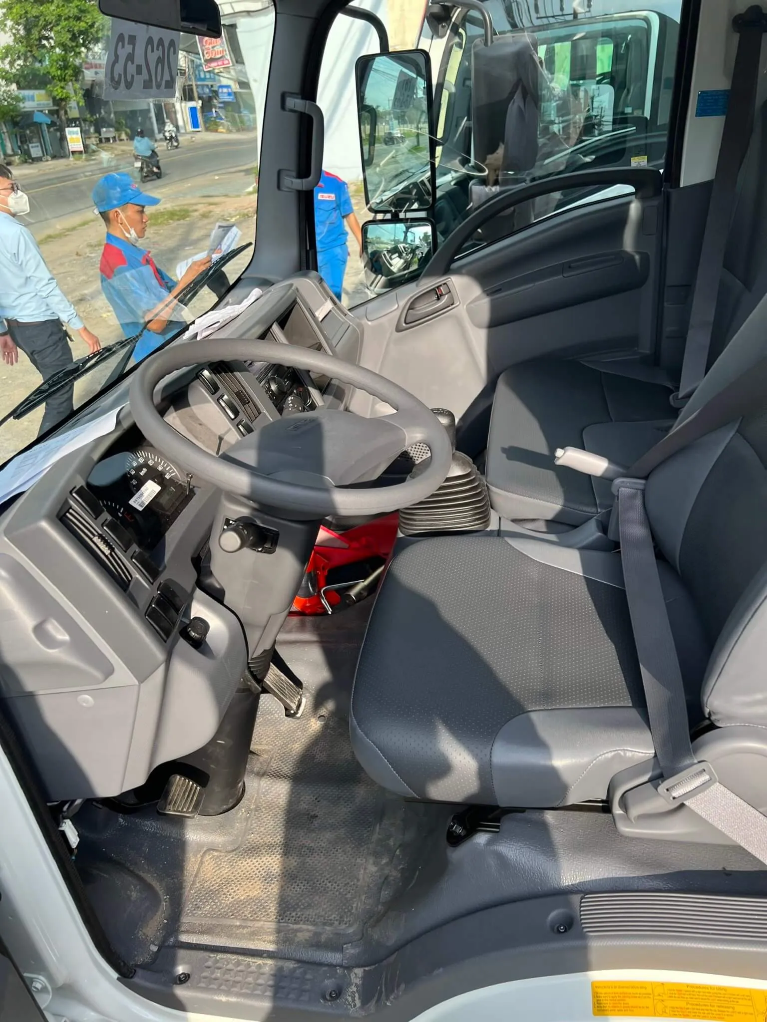 Hộp điện và ngăn chứa đồ