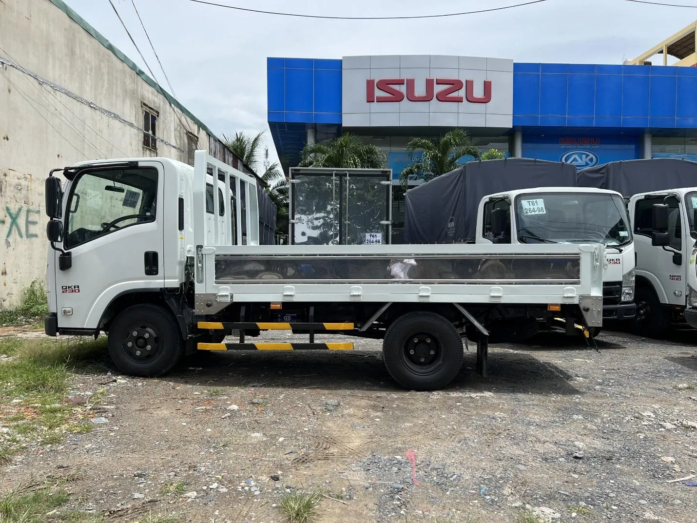 Xe tải Isuzu QKR 230 thùng lửng - góc nghiêng