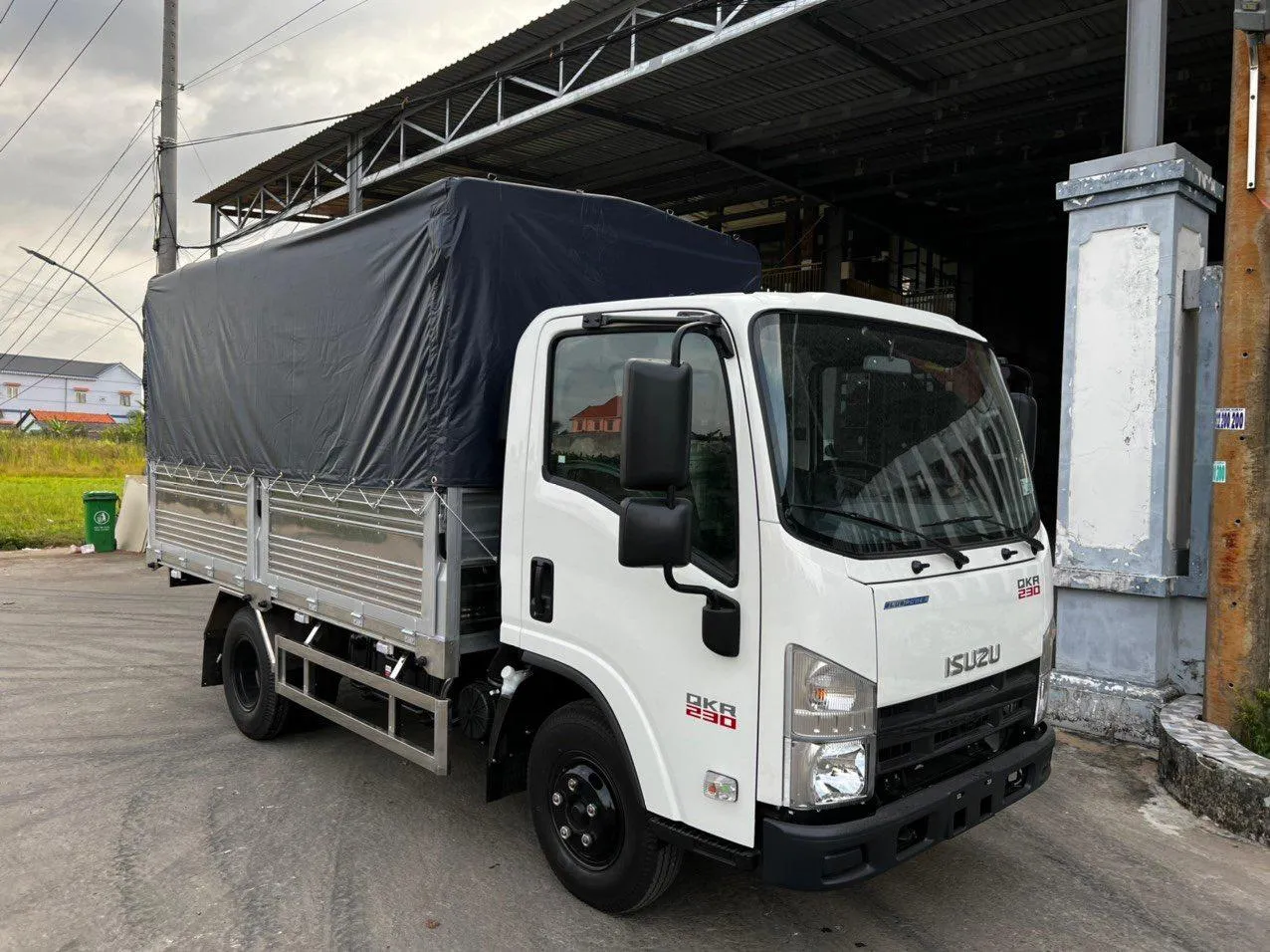 Xe tải Isuzu QKR 230 thùng mui bạt