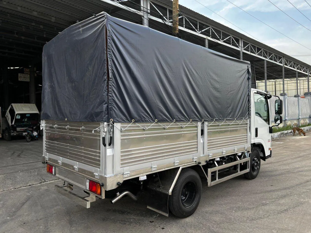 Xe tải Isuzu QKR 230 thùng mui bạt - góc nghiêng